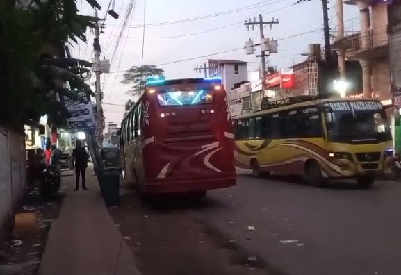 সংশ্লিষ্ট দফতরগুলির দ্বায়িত্বহীনতায় তারের জঞ্জালের শহর শ্রীমঙ্গল