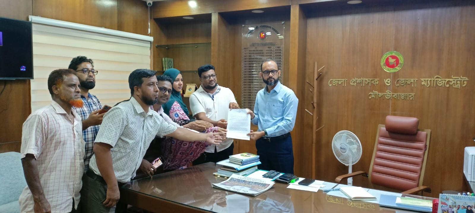 মৌলভীবাজারে মাস্টাররোল ও দৈনিক মজুরিভিত্তিক কর্মচারী সমিতির মানববন্ধন ও স্মারকলিপি পেশ